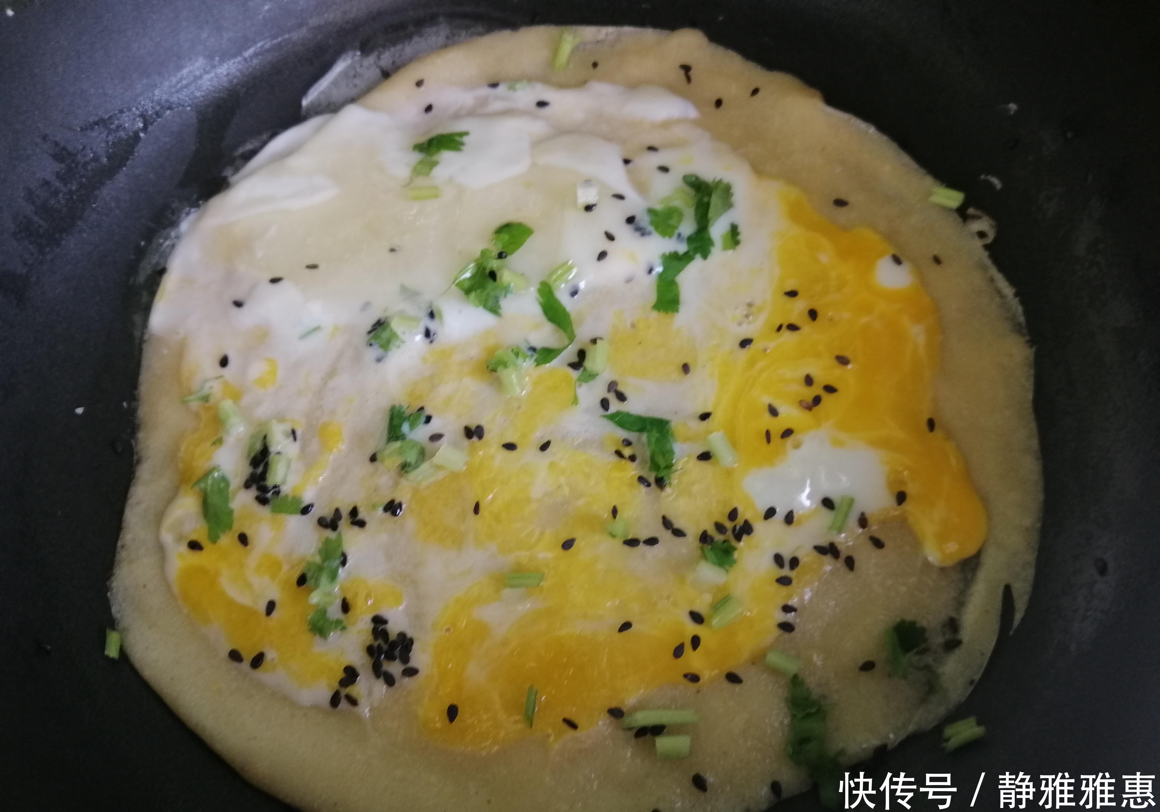 早餐就馋它，不和面不揉面，一煎一卷就搞定，孩子特爱吃