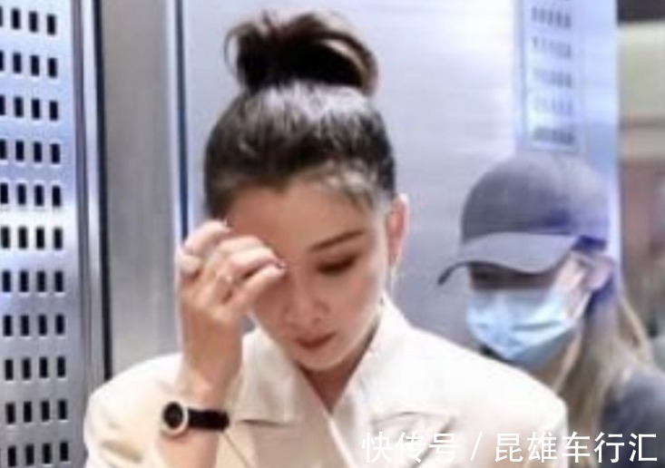 身材|41岁殷桃深夜素颜健身,穿半身衣秀马甲线漫画腿,身材不输刘涛