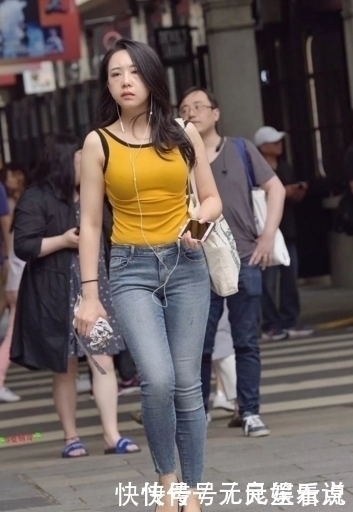 身材高挑|街拍：时尚甜美的小姐姐，穿搭个性，不失端庄