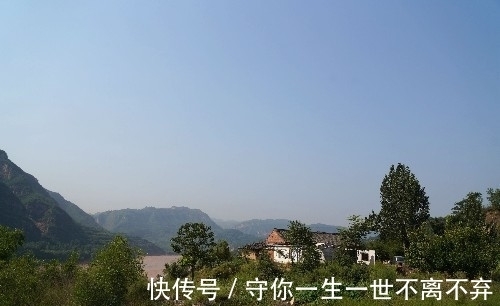 酸枣树|秋游黄河，发现1个黄河人家，2件衣服让人联想，住的啥人