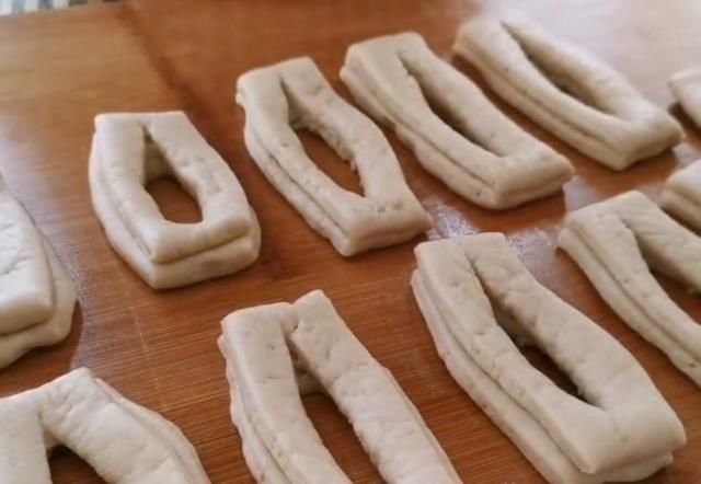 鸡蛋|花生米里加2个鸡蛋,居然这么好吃,不炒也不烙,好吃到停不下来