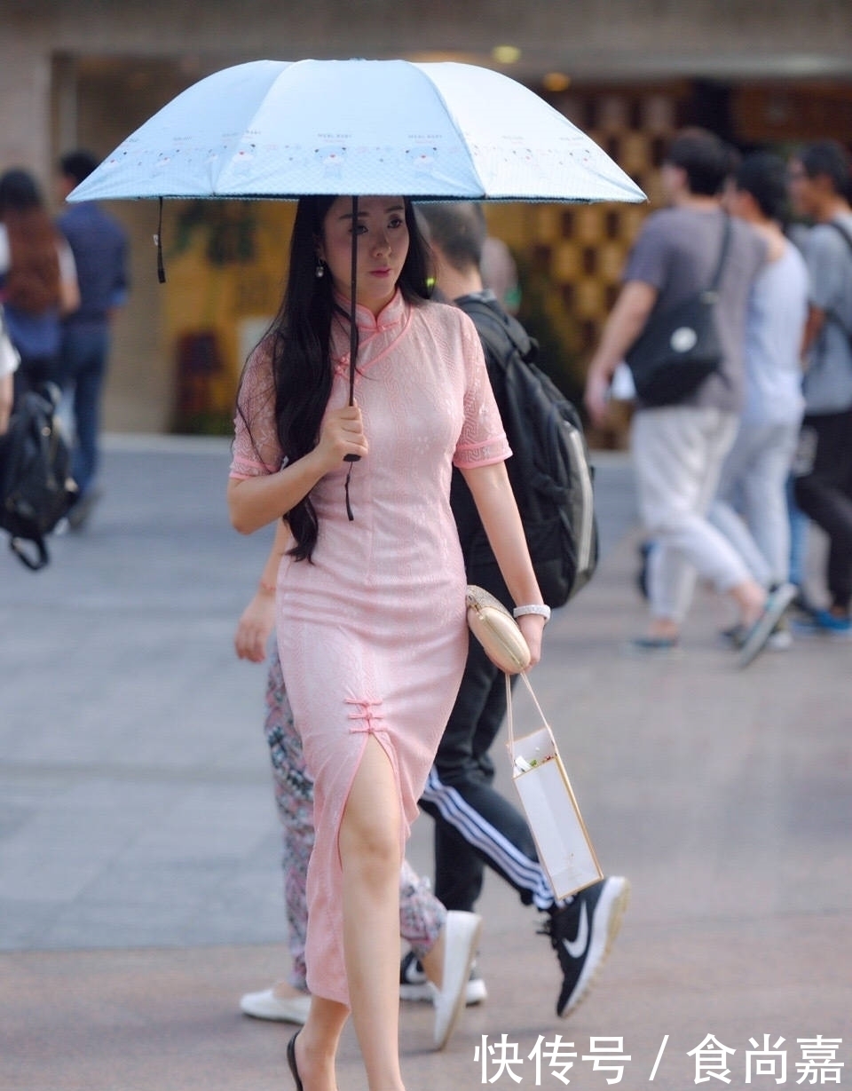 婀娜多姿|街拍:妩媚动人的美女,展现出婀娜多姿的身材,显得格外的美!