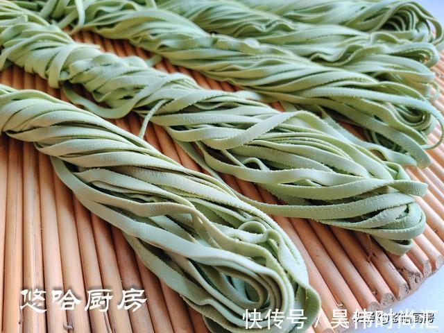 苗粉|我家吃面条从来不买，教你一招，面条筋道滑爽热腾腾，干饭人最爱