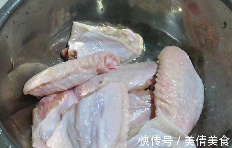 肉质|鸡翅这样做不用一滴油,表皮酥香,肉质鲜嫩,女儿一口气吃8个!