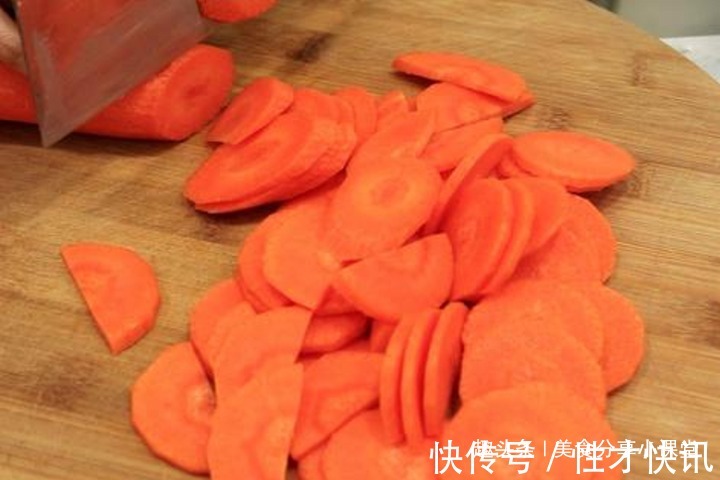 胡萝卜别再当配菜了,做成一道零食,又甜又劲道,上桌全家都爱吃