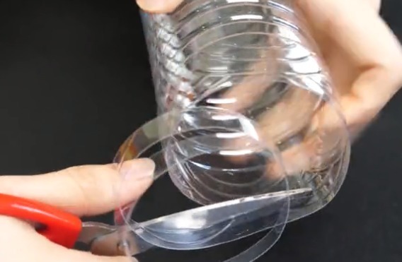 矿泉水瓶子别再扔了,剪一刀套在衣架上,解决了家家户户的大难题