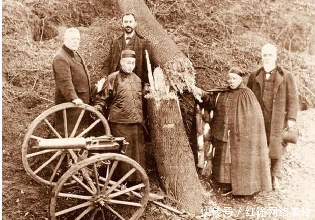 清朝|晚清罕见老照片:女子陪丈夫抽鸦片,图4清朝男子搂着一妻一妾