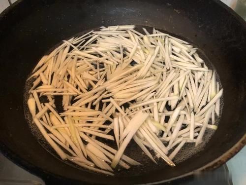 炒前|这道家常小菜,荤素搭配、营养美味,炒前多加这一步,吃得更健康