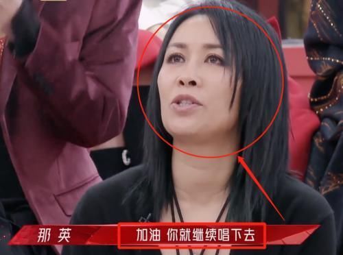 舞台|同样是唱歌失误，袁姗姗贾青的反应却不同，演员和歌手的区别太明显