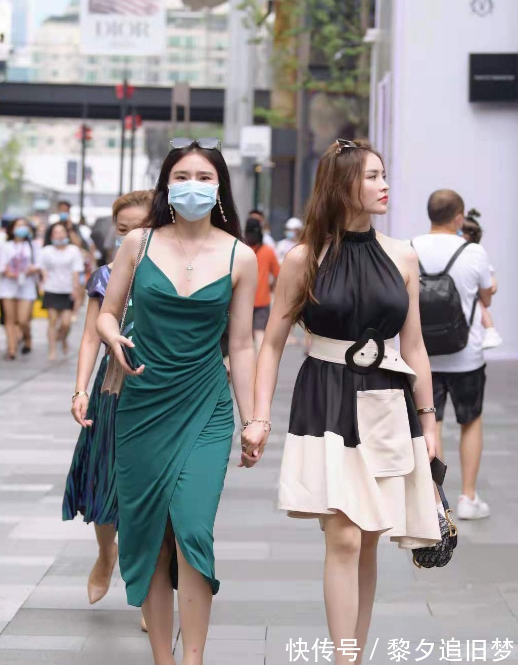 vivian 夏季不会穿连衣裙看看这两位小姐姐的穿搭,清爽干净又显气质