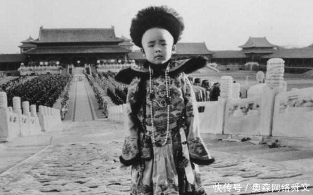 尿壶|溥仪晚年游览故宫，恰巧看见导游在介绍花瓶，溥仪：那是尿壶