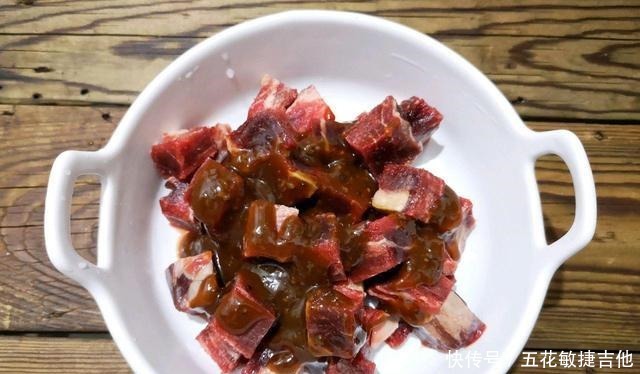 自己在家用烤箱做烤串的方法彩椒牛肉串，好看更好吃