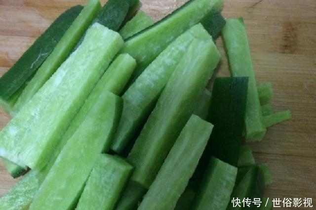 下饭|大雪后,萝卜试试这样吃,不炖不炒一滴油都不放,又香又脆超下饭