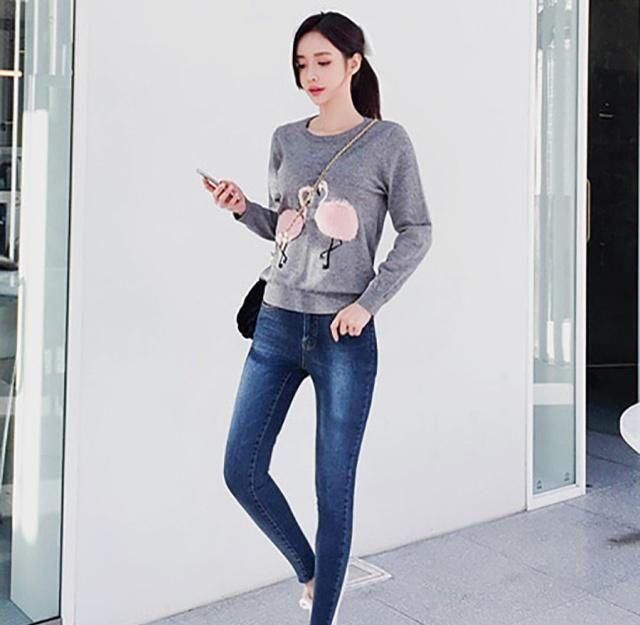 牛仔裤|紧身牛仔裤小姐姐,展现女人迷人曲线,时尚又简洁自然