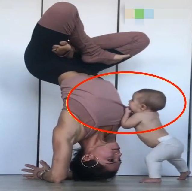 瑜伽|妈妈在家倒立练习瑜伽，宝宝的这个动作亮了，爸爸调侃：没眼看
