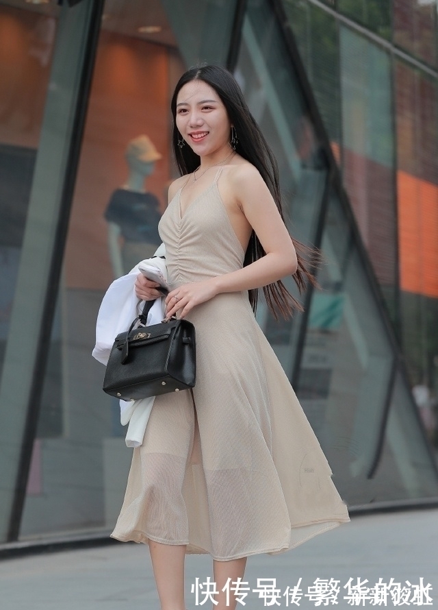裸色|街拍：美女穿上露背吊带连衣裙，小清新变身性感女神，美得过分了