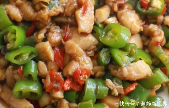 家常|教你家常青椒炒鸡胸肉,酥脆爽口,香辣下饭,一大盘不够吃