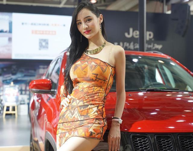 好身材|25岁的车模美女,完美曲线轻松驾驭旗袍,运动健身成就好身材,令人羡慕