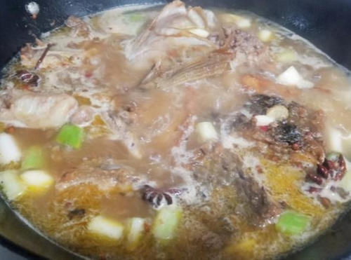 腥味|它是鱼腥味的“克星”，炖鱼时倒上一杯，鱼没一点腥味，又香又嫩