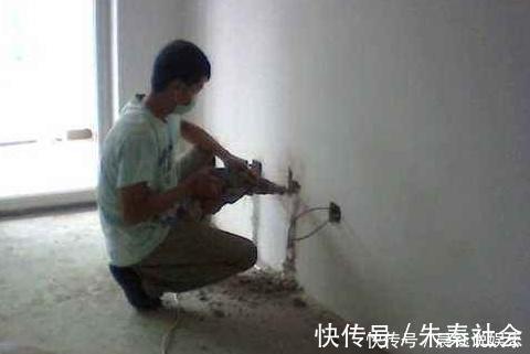 工人|刚砌完墙,老婆掏出一把“钉子”,让工人按墙上,师傅都夸她聪明