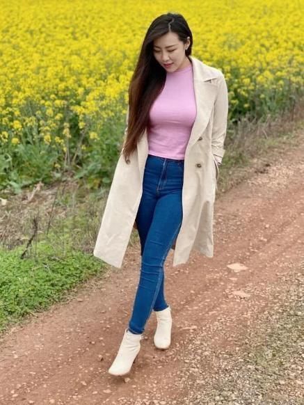 美女一身时髦的打扮，来野外拍照就是为了秀身材吗