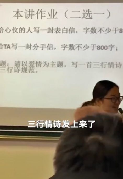 满分|全班男生“保镖式”护送老师下楼，画面堪比女明星出场，网友：阵仗满分