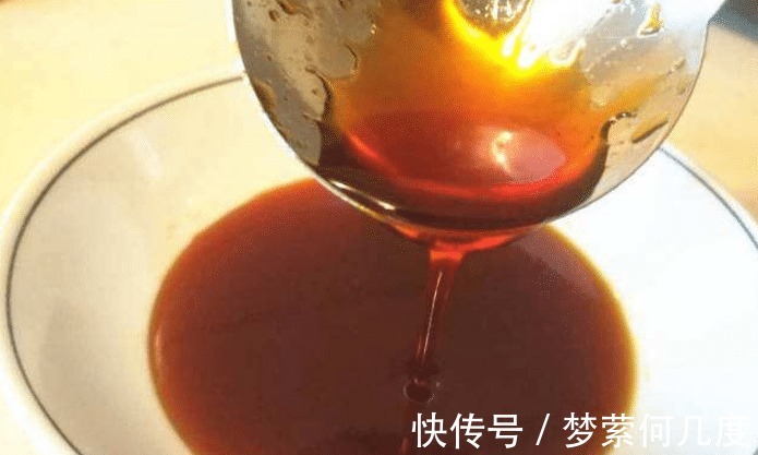 红亮|炒糖色时，马上下锅炒就大错特错了，多加这1步，糖色红亮不糊锅