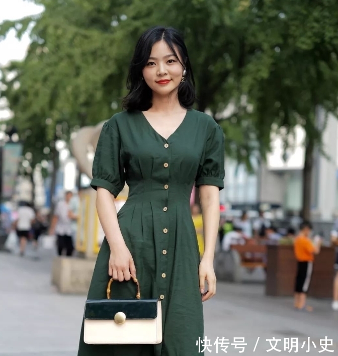 女性|时尚的紧身打底裤小姐姐,秀出魅力动人,显出女性的成熟气息