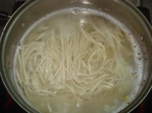 煮面条时,加入3物,面条爽滑又筋道,难怪以前煮的面条不好吃