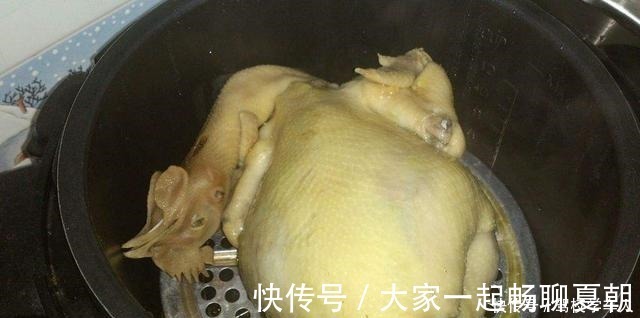 蒸鸡|广东的隔水蒸鸡，皮滑肉嫩，连骨头都入味，比白切鸡好吃100倍