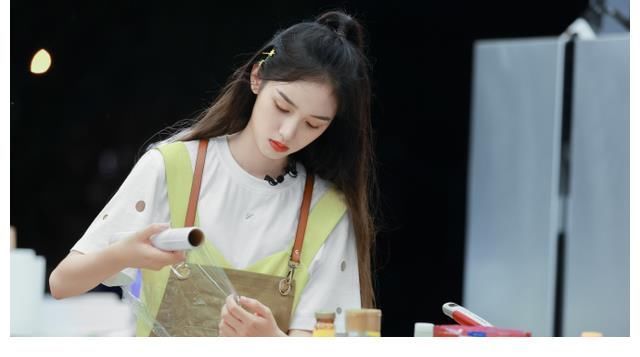 《中餐厅5》明星首期造型出炉，黄晓明比年小15岁的龚俊还嫩？