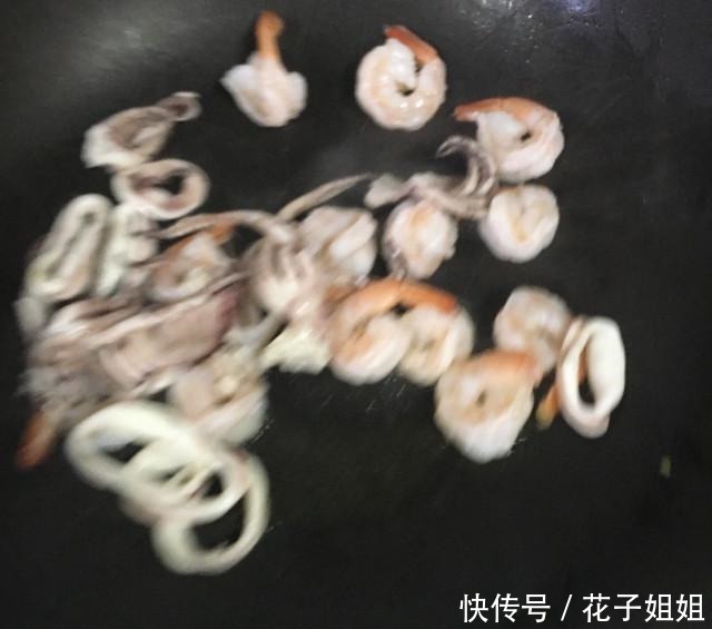  黑椒海鲜粉丝煲，香味扑鼻，好吃又下饭