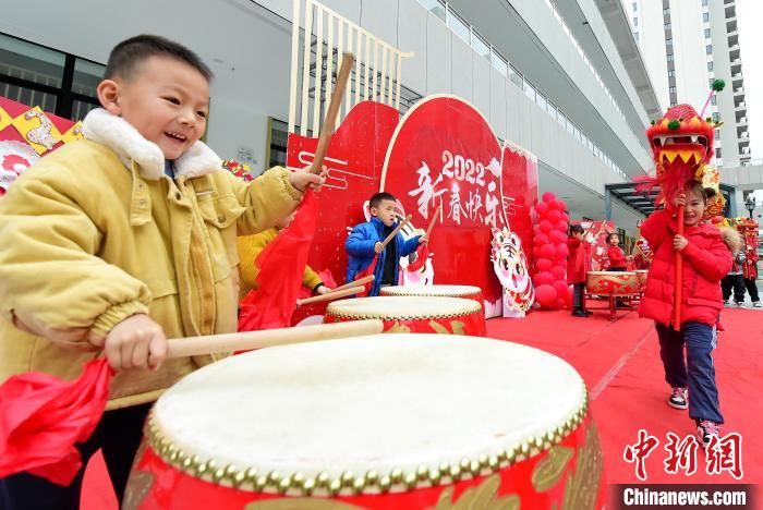 朱海鹏$江西赣州：幼儿园小朋友学舞龙舞狮迎春节