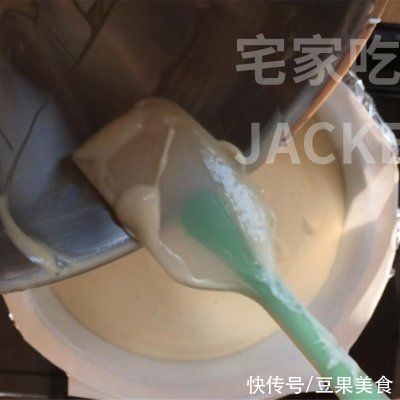 香蕉古早蛋糕，香甜松软，满室飘香，口感如棉花般的轻柔，超好吃