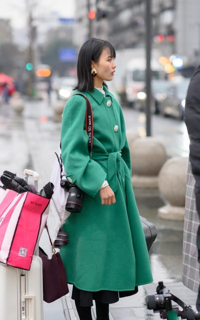 好身姿 黑色牛仔裤搭配西装,简约而又不失细节感,给人非常清爽