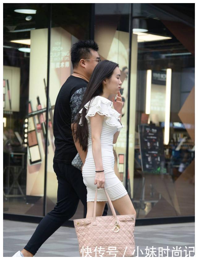 时尚的姑娘|街拍:紧身连衣短裙, 横条纹非常有层次感, 搭配尖头细跟鞋, 增加气质