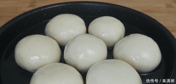 面粉别蒸馒头了,教你一个新吃法,比油条还香,我家一周吃5次