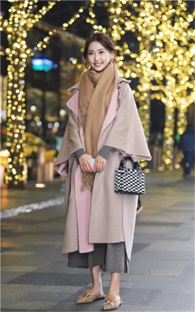 街拍:金黄卷发的双胞胎姐妹,同款连衣裙,颜值同时爆表