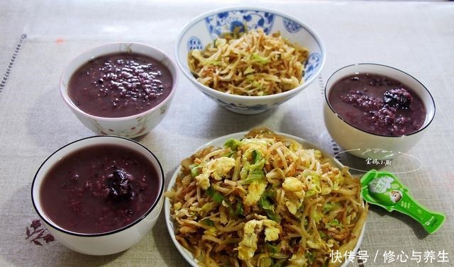 勤快宝妈家早餐朋友圈火了,每天有新花样,早餐店都没这丰盛