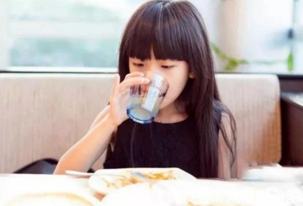 父母|又一个孩子“水中毒”离世,父母快停手,别再给孩子强行喂水了