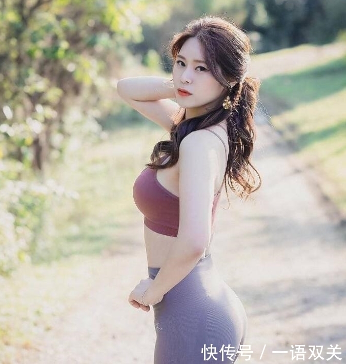 紧身打底裤美女,身姿完美匀称,性感不失优雅,让人流连忘返!