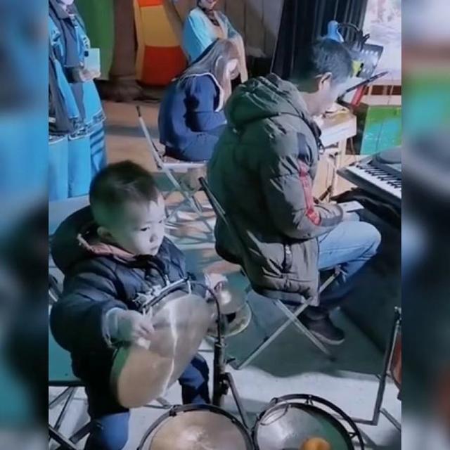 太棒|3岁萌娃和外公熟练“打锣”走红,网友:这就是手艺人早期图鉴!