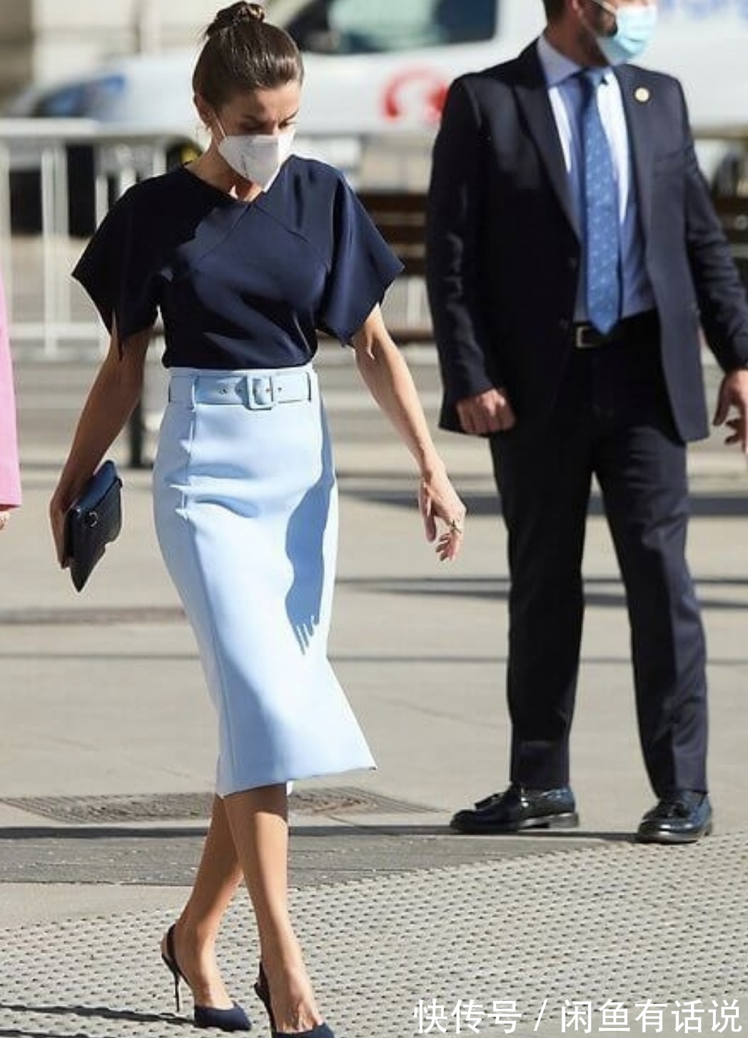 西班牙|西班牙王后染了新发色,穿3年前紧身裙依旧惊艳,48岁仍有曲线美