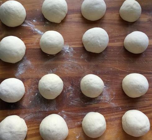 保鲜膜|蒸馒头别只加酵母了!再加这2样,半小时发满盆,馒头香软蓬松!