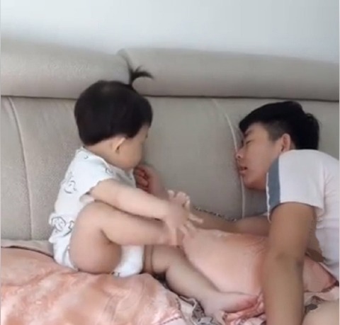 哥哥|宝宝抬脚让哥哥闻闻,哥哥假装被熏晕,宝宝随后的反应萌翻,可爱