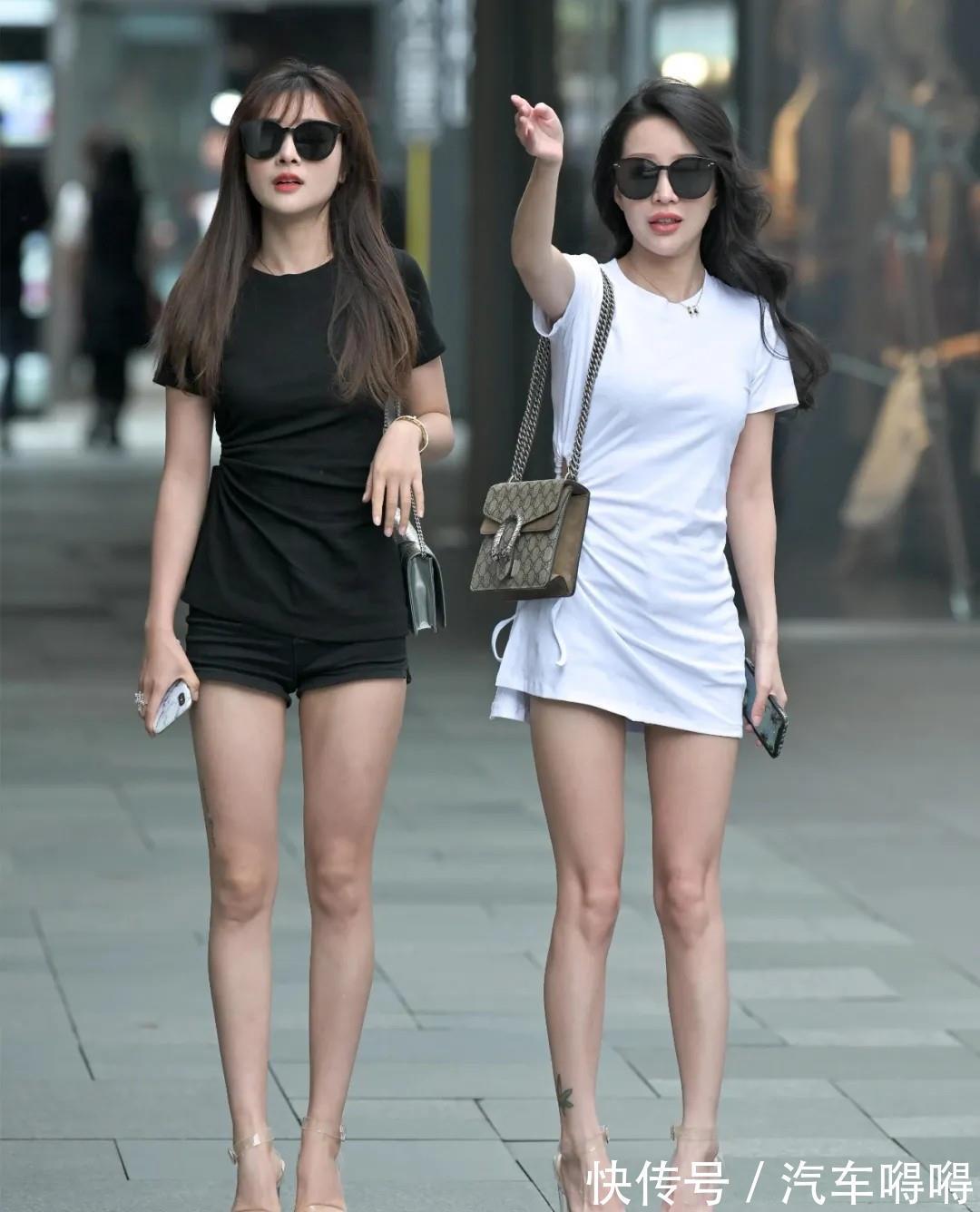 气质|白色T恤款连衣裙，搭配时尚高跟鞋，清爽自在又显气质