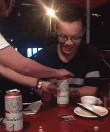 |搞笑GIF趣图:熊孩子把自己卡在小凳子里面,小姨却笑得好开心