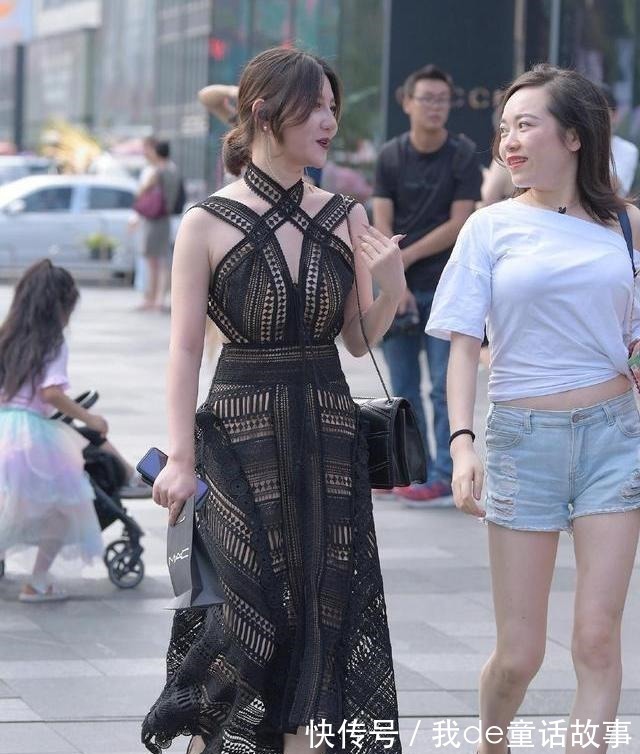 黑色 漂亮的镂空黑色长裙,这样的服装一般人是很难驾驭的!