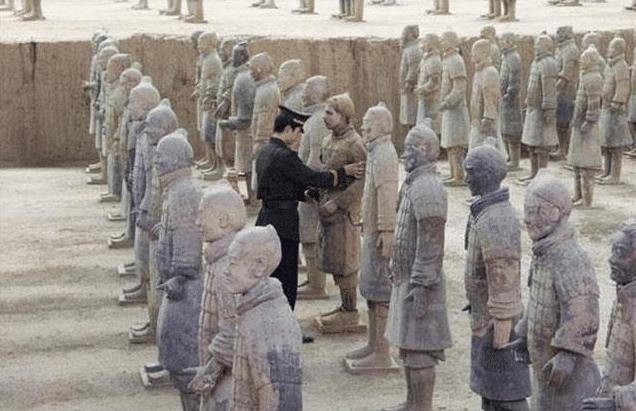 兵马俑!最搞笑的假文物,虎啸山林,小鸡啄米,网友,就差姜太公电鱼图了