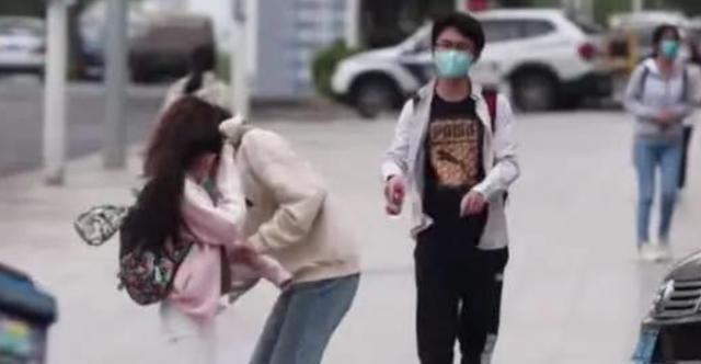 裤子|12岁小女生路上突遇“初潮”,染红白裤子不自知,路人行为太暖心